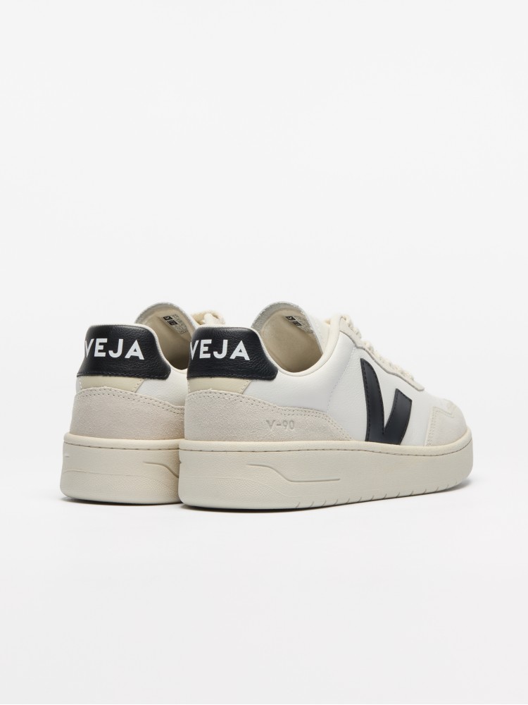 Veja V-90 ασπρόμαυρα δερμάτινα αθλητικά υποδήματα