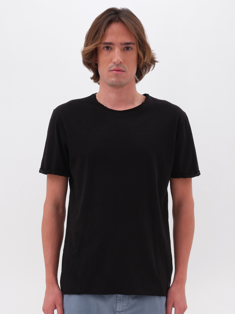 Dirty Laundry μαύρο t-shirt με λαιμόκοψη και λεπτομέρειες